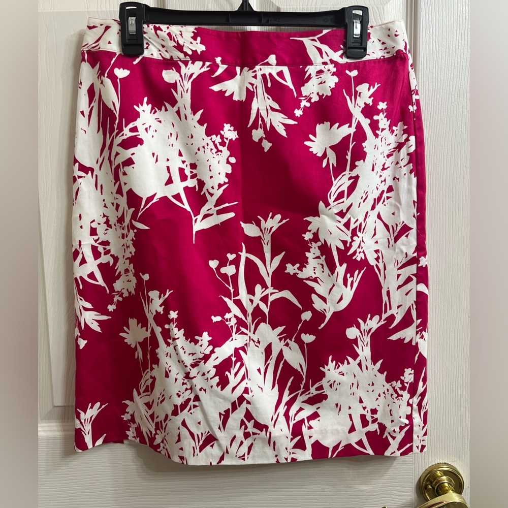 Van Heusen Studio Pink White Floral Pencil Skirt Size 8 NWT